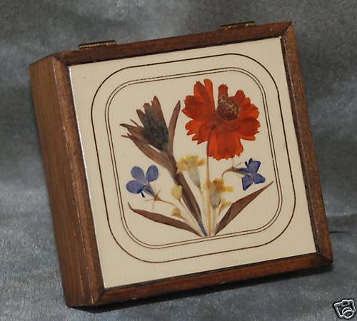 VINTAGE WOODEN TRINKET BOX DRIED FLOWER ARRANGEMENT  